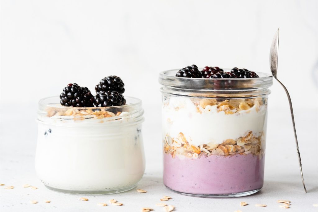 Jogurt sa ovsenim pahuljicama i voćem